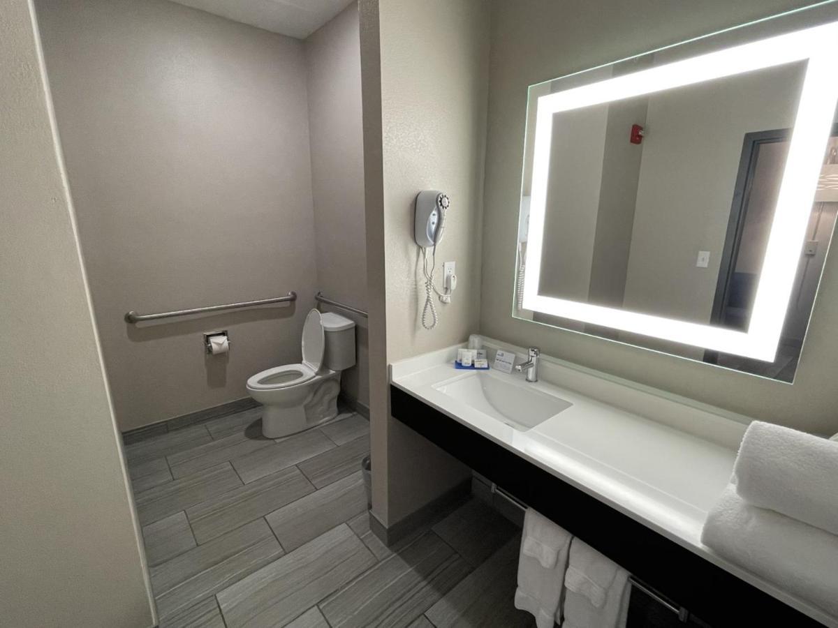 Holiday Inn Express Hotel And Suites Ada By Ihg Bagian luar foto