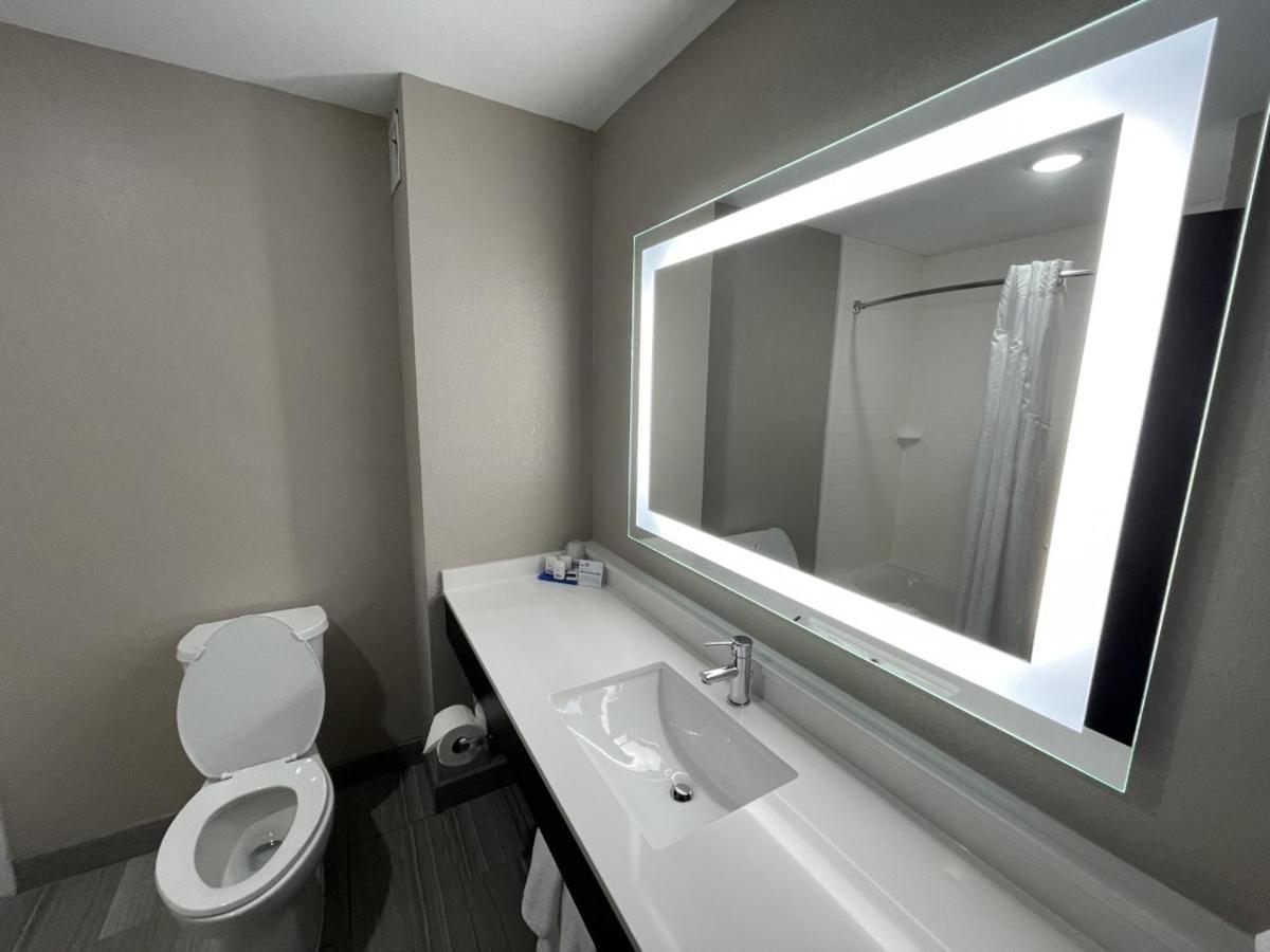 Holiday Inn Express Hotel And Suites Ada By Ihg Bagian luar foto