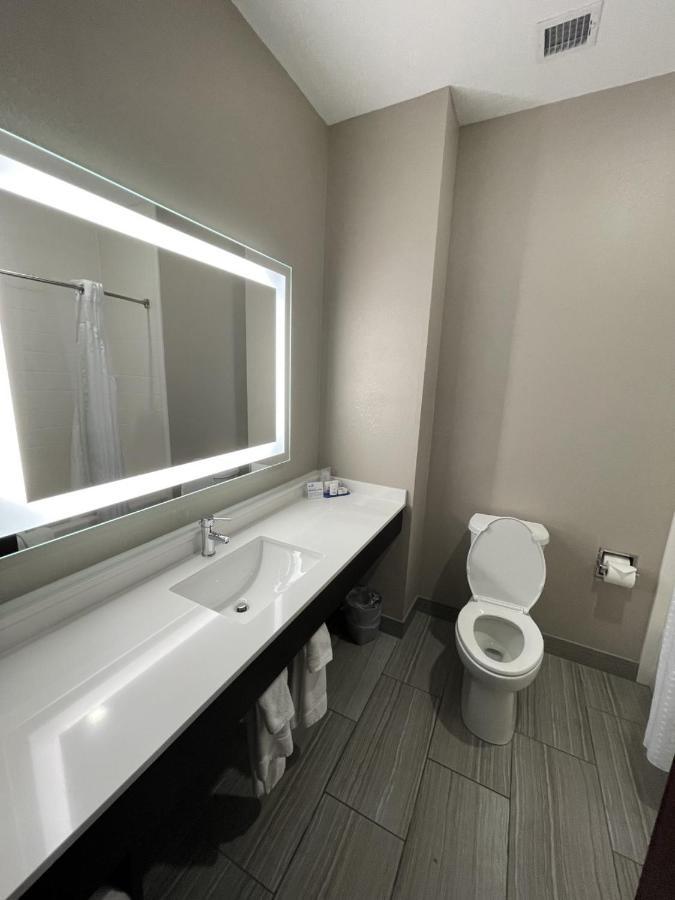Holiday Inn Express Hotel And Suites Ada By Ihg Bagian luar foto