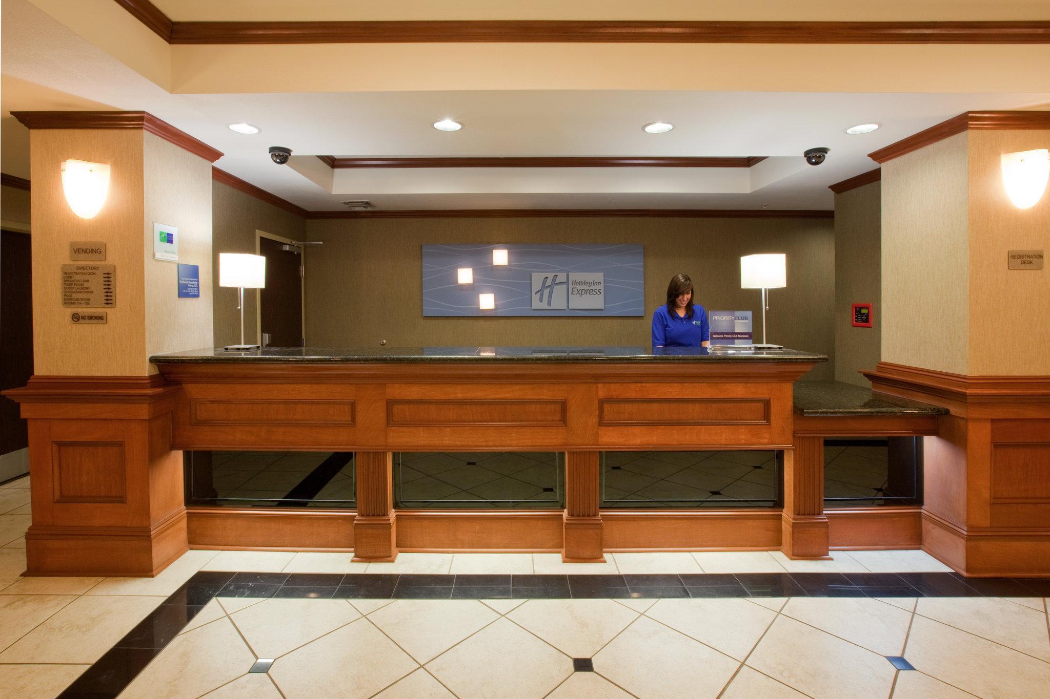 Holiday Inn Express Hotel And Suites Ada By Ihg Bagian luar foto