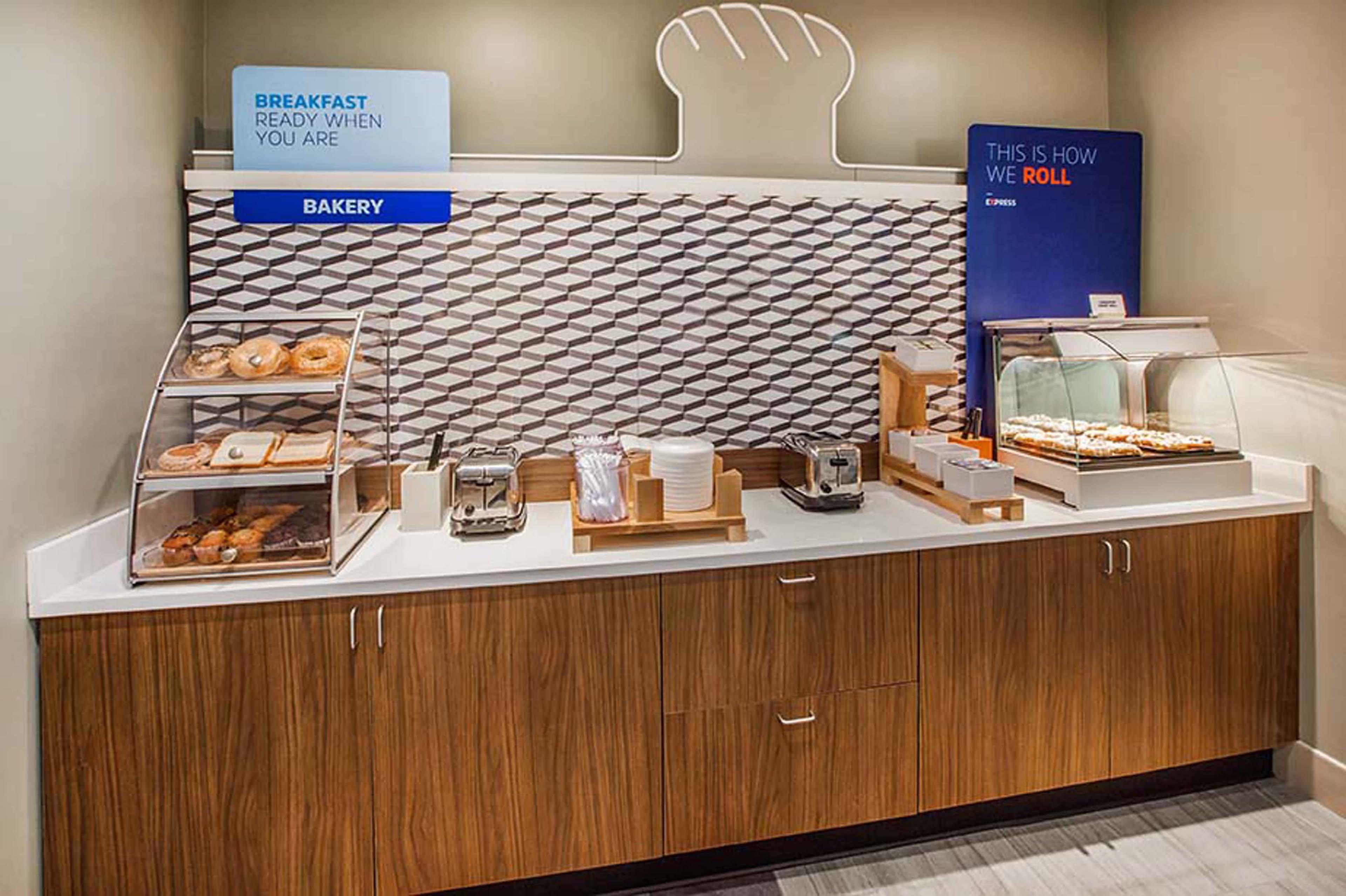 Holiday Inn Express Hotel And Suites Ada By Ihg Bagian luar foto