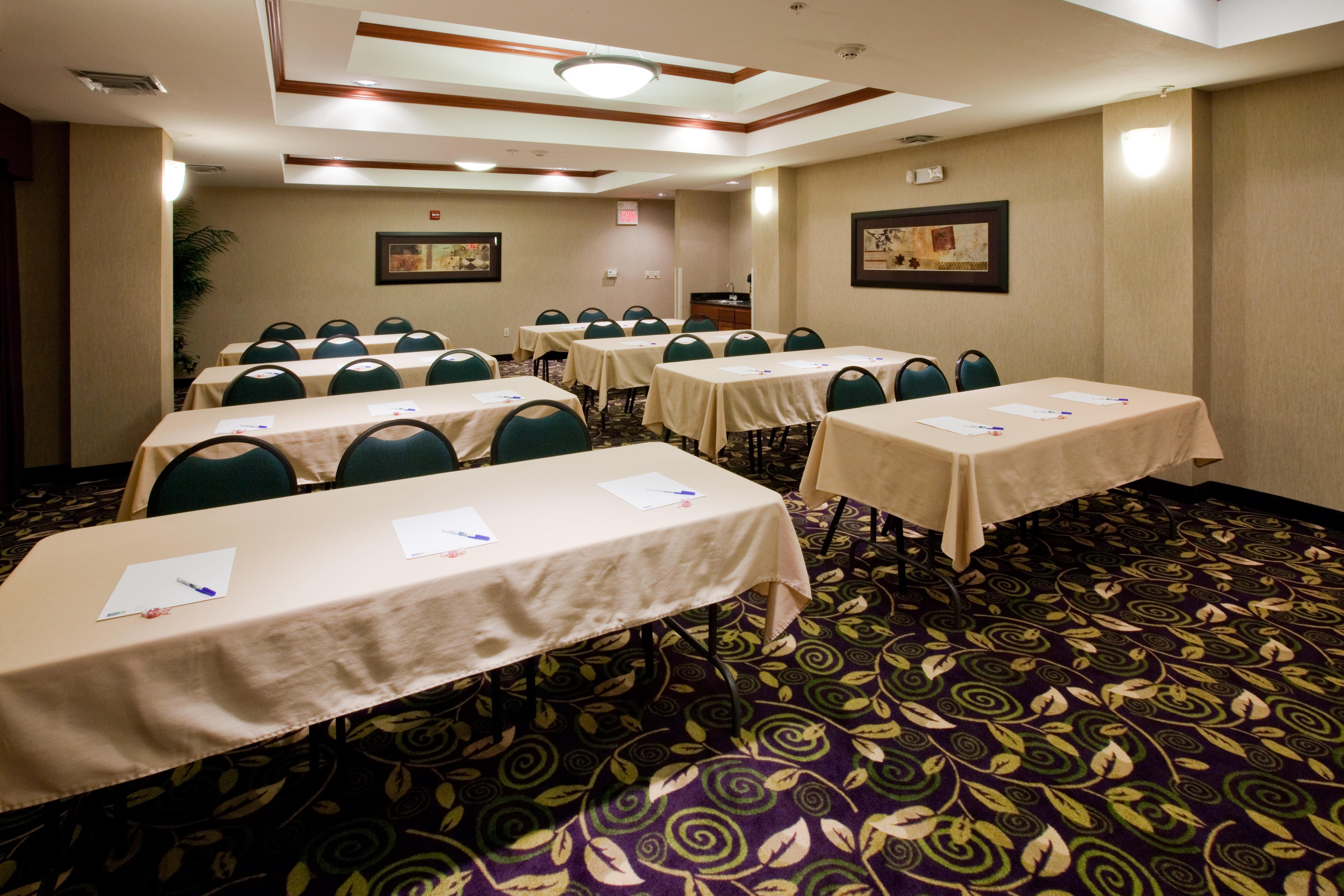 Holiday Inn Express Hotel And Suites Ada By Ihg Bagian luar foto