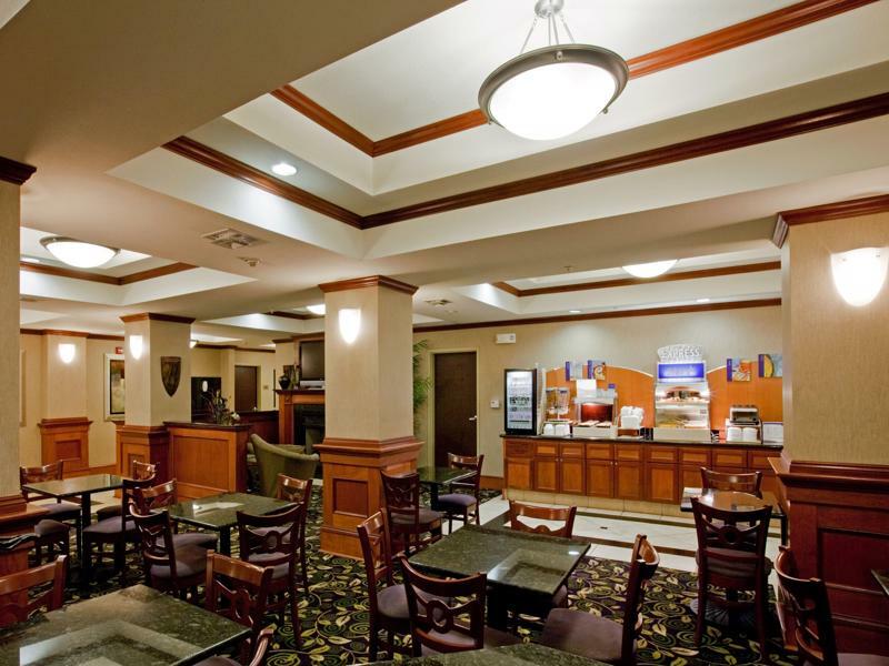 Holiday Inn Express Hotel And Suites Ada By Ihg Bagian luar foto
